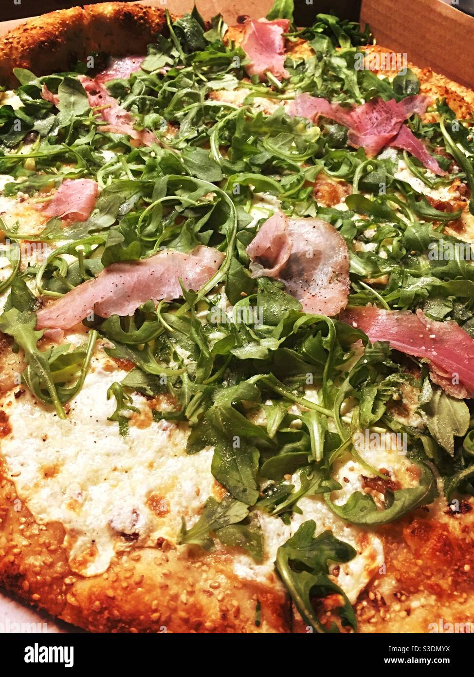 Primo piano di un'rucola gourmet e pizza al prosciutto, Stati Uniti Foto Stock