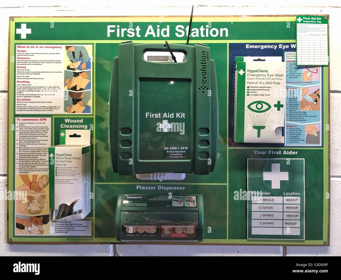 Una stazione di pronto soccorso industriale in un ambiente di lavoro - Immagine stock catturata con smartphone