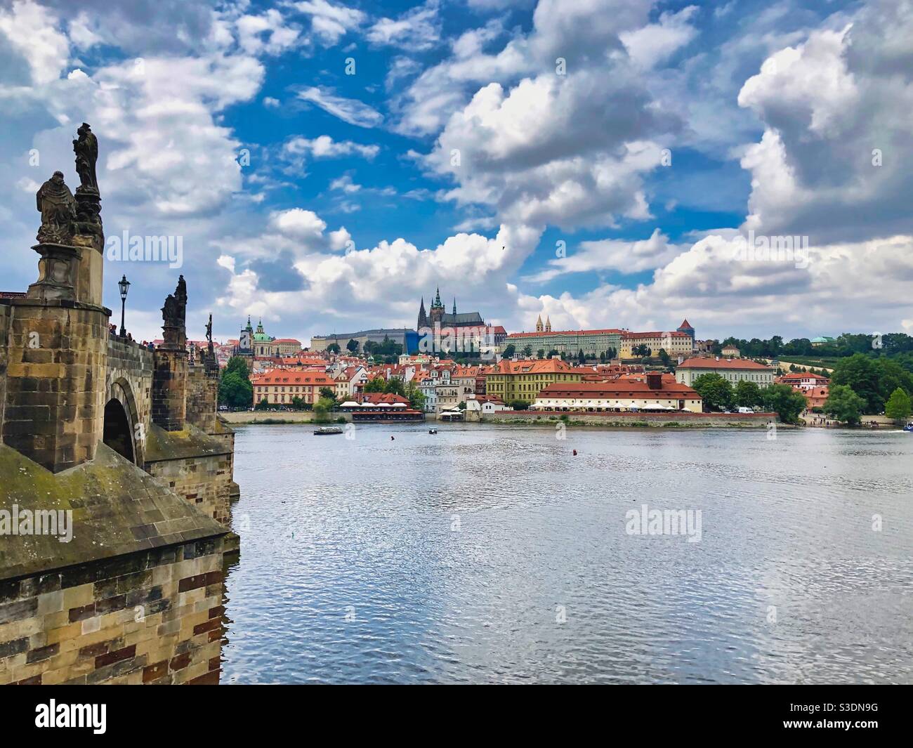 Parte del Ponte Carlo medievale, il fiume Moldava e il Castello di Praga, Repubblica Ceca. - Immagine stock catturata con smartphone
