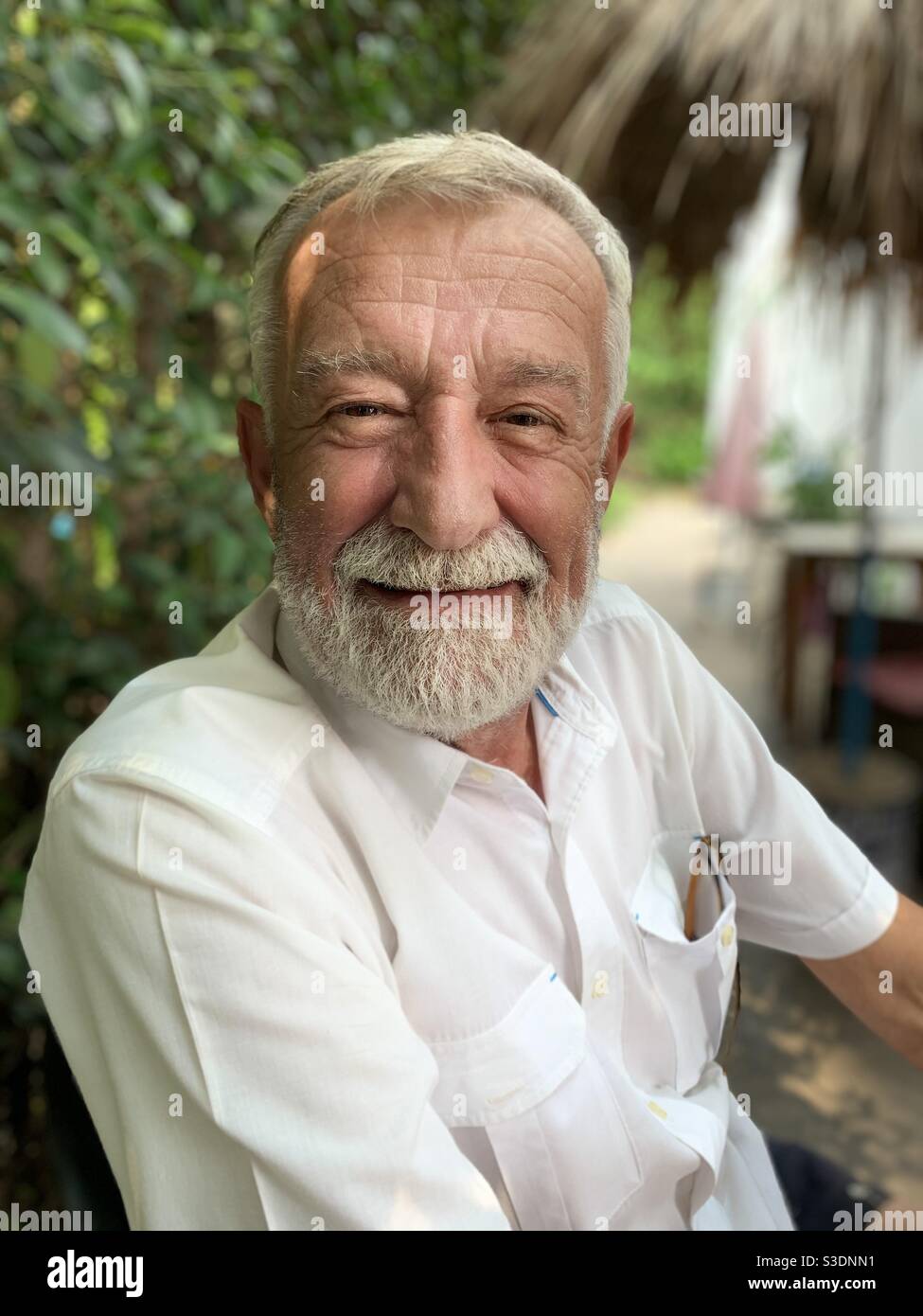 Bel vecchio con barba grigia Foto Stock