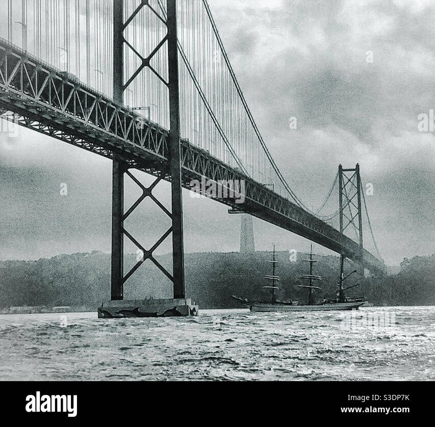 Ponte 25 de Abril, ponte sospeso, Lisbona, Portogallo 2019 - Immagine stock catturata con smartphone