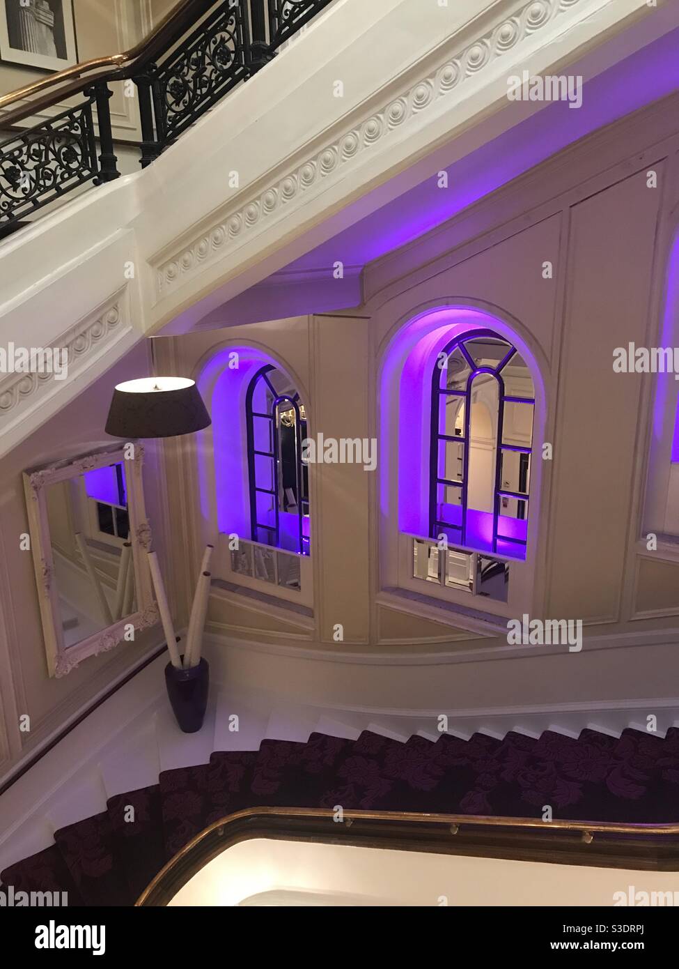 Interno dell'Amba Hotel a Londra, Regno Unito - Immagine stock catturata con smartphone