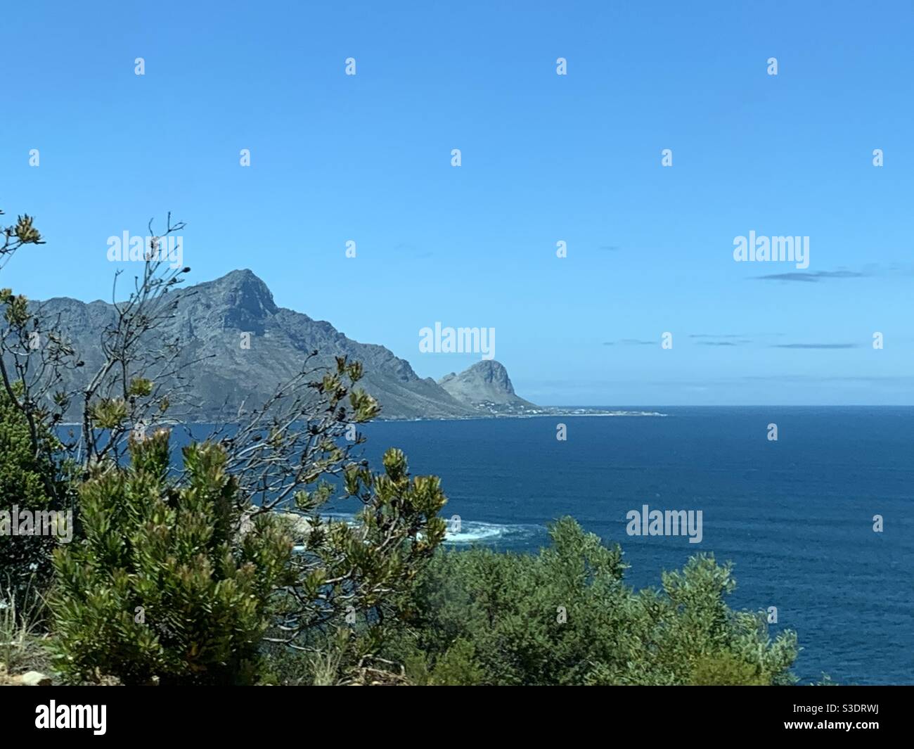 Vista di Kleinklip vicino a Rooi Els da un punto panoramico lungo la R44 che segue la costa intorno a False Bay, Capo Occidentale, Sud Africa con fynbos in primo piano il 25 dicembre 2018 alle 11:09. Foto Stock