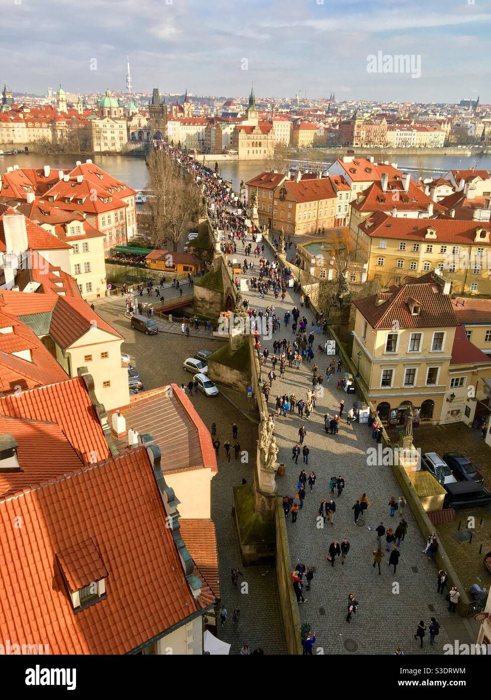 Vista da una torre sul Ponte Carlo, che mostra una grande folla di turisti che camminano sotto, a Praga, Repubblica Ceca - Immagine stock catturata con smartphone