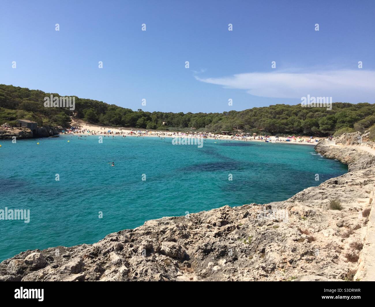 La spiaggia di Mondrago a Maiorca mostra il litorale, il mare blu e il parco nazionale sullo sfondo - Immagine stock catturata con smartphone