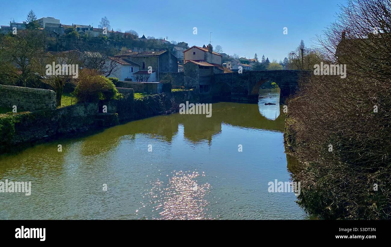 Fiume Thouet St Paul Parthenay Francia - Immagine stock catturata con smartphone