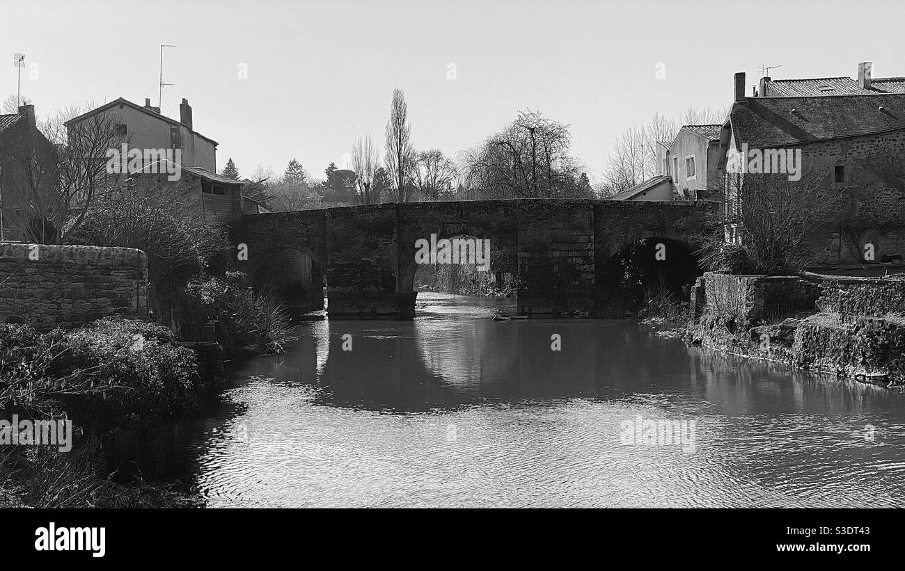 Thouet fiume Parthenay Francia Foto Stock