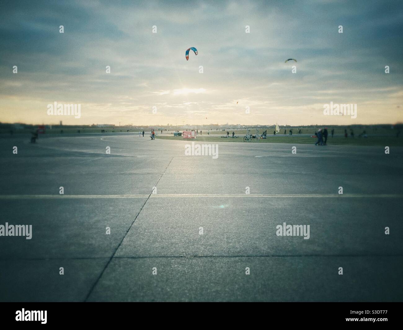 Aeroporto Tempelhof al tramonto all'inizio della primavera 2021 Foto Stock