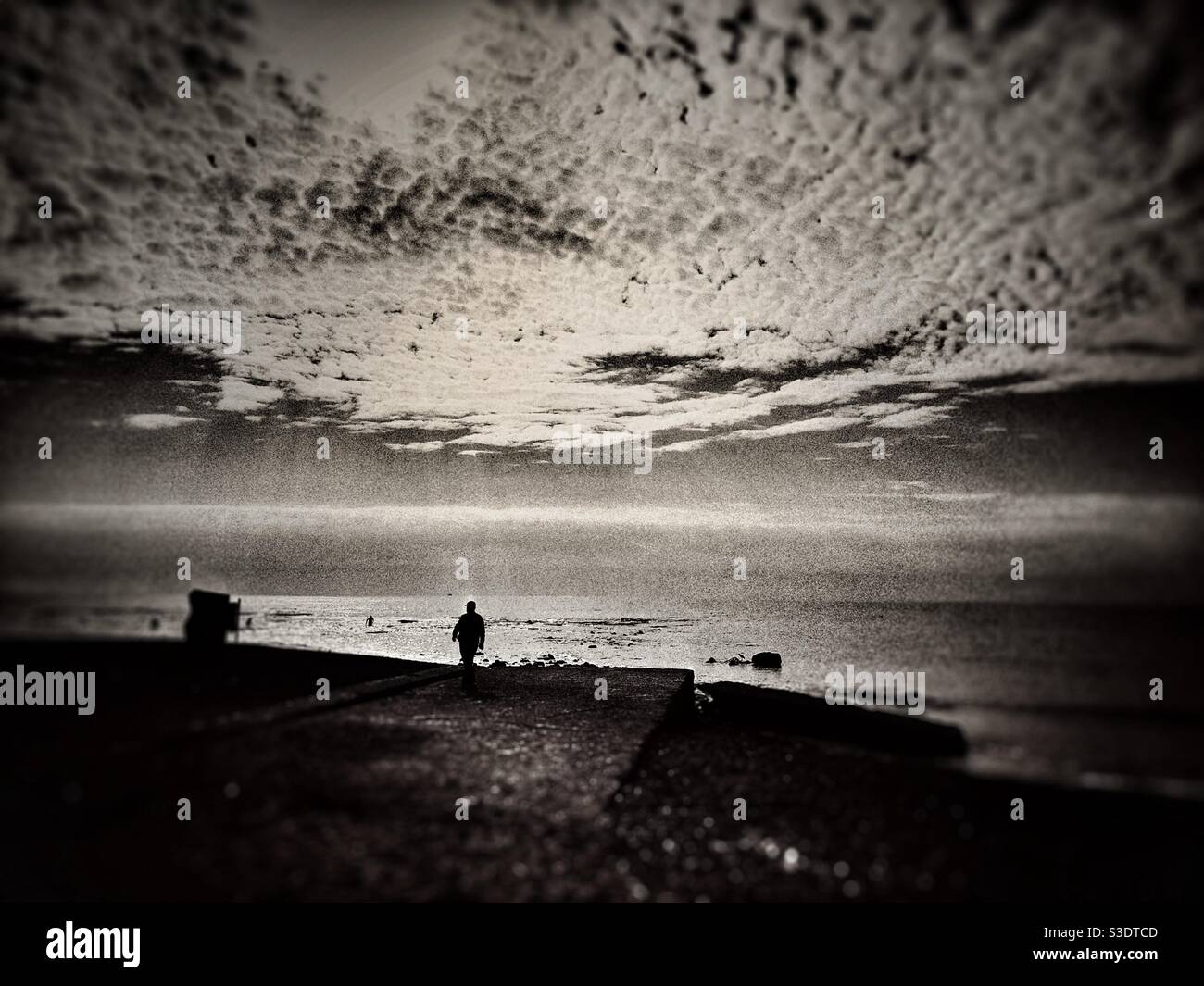 Silhouette di un uomo che cammina sul mare - Immagine stock catturata con smartphone