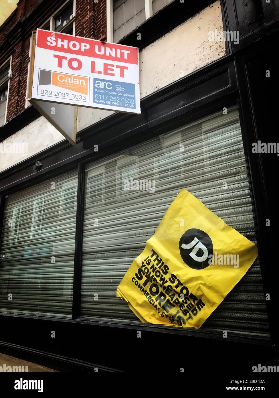 L'unità del negozio al dettaglio è libera e ha lasciato in precedenza una filiale Di JD Sports UK 2021 - Immagine stock catturata con smartphone L'unità del negozio al dettaglio è libera e ha lasciato in precedenza una filiale Di JD Sports UK 2021 - Immagine stock catturata con smartphone