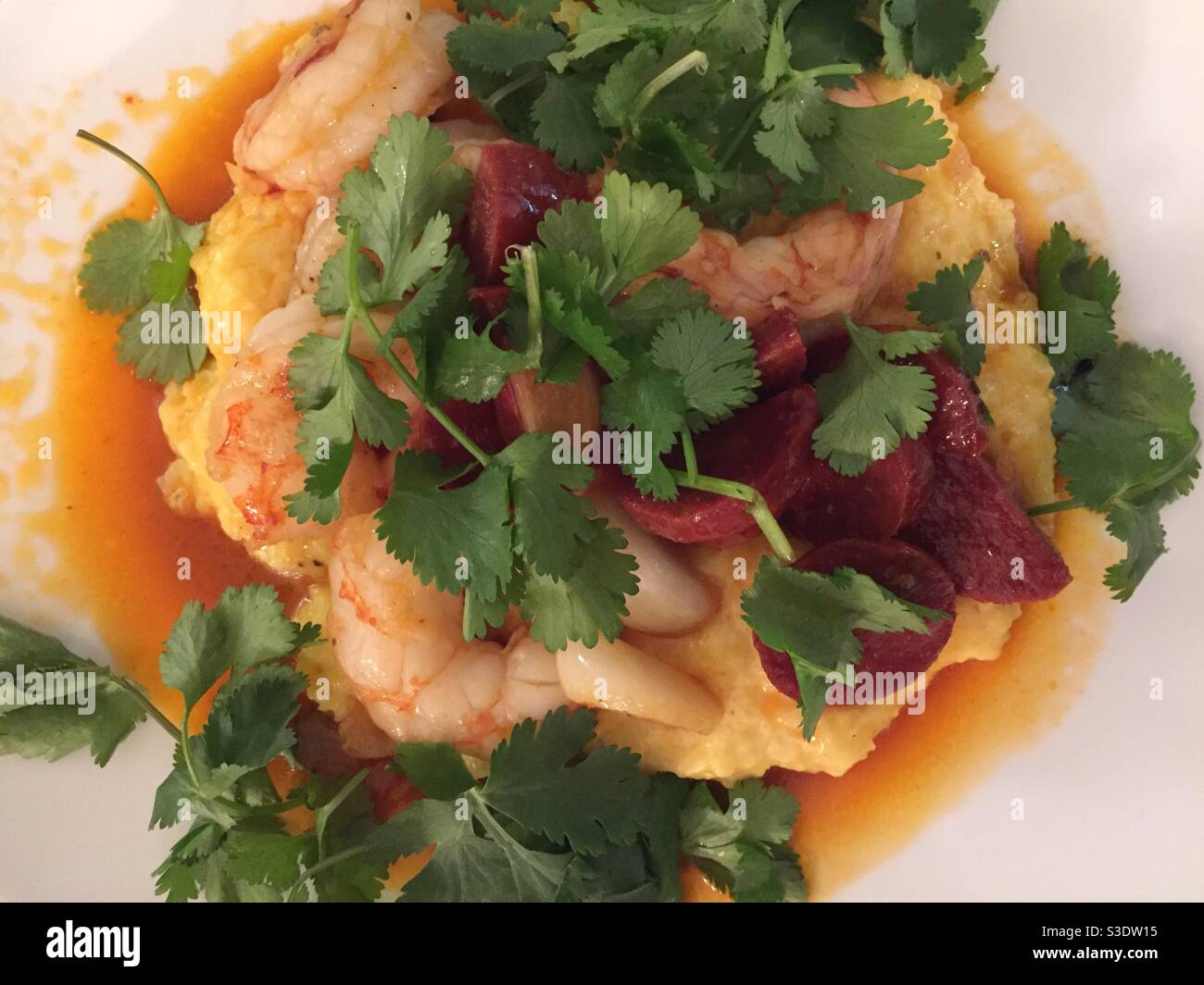 I gamberi e le fiocchi d'avena sono uno dei preferiti del sud dal basso paese, Stati Uniti - Immagine stock catturata con smartphone