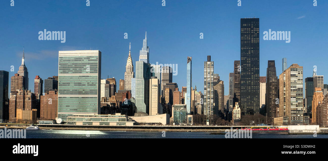 Vista panoramica di Midtown Manhattan dal molo di fisher's Hunters Point South Park Foto Stock