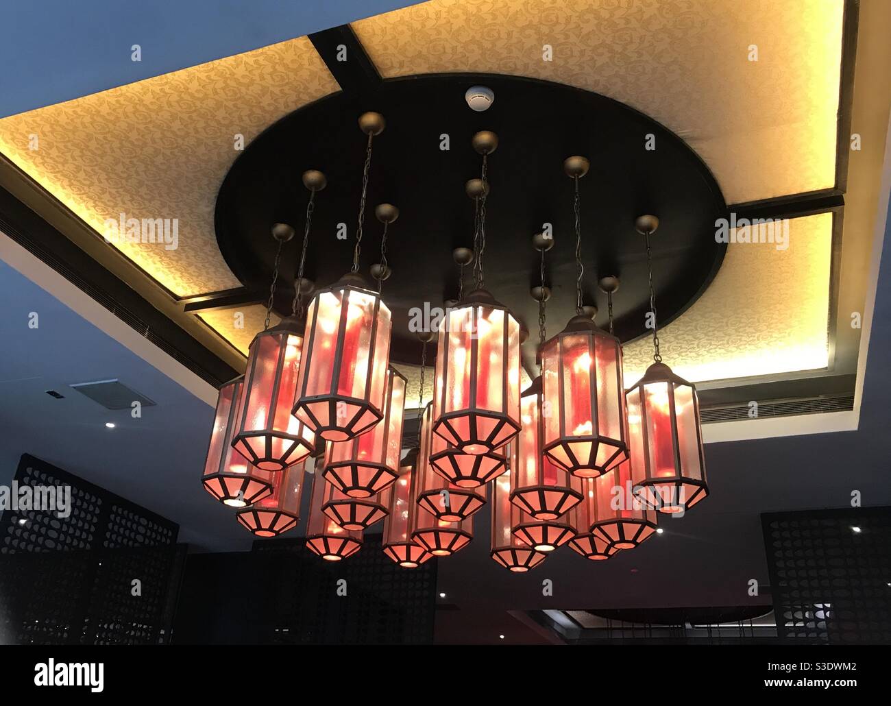 Illuminazione interna decorativa con pendente contemporaneo Foto Stock