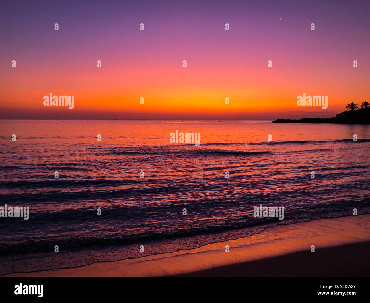 Spettacolare paesaggio marino all'alba, vista dalla spiaggia all'orizzonte Foto Stock