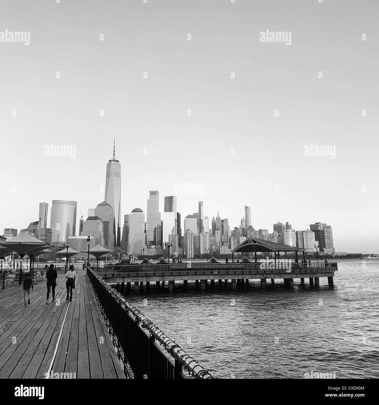 Ottobre 2020, immagine in bianco e nero di J. Owen Grundy Park, Jersey City, New Jersey, e lo skyline di Lower Manhattan Beyond, New York, New York, Stati Uniti Foto Stock