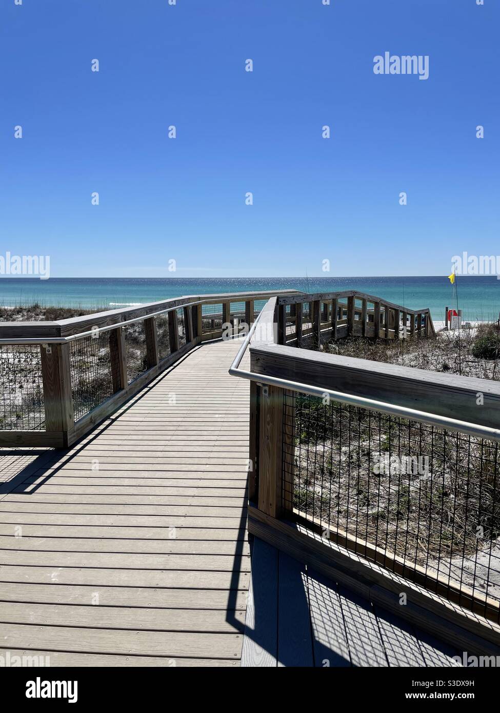 Passerella all'Henderson Beach state Park Florida con vista in lontananza Di acqua color smeraldo del Golfo del Messico marzo 2021 Foto Stock