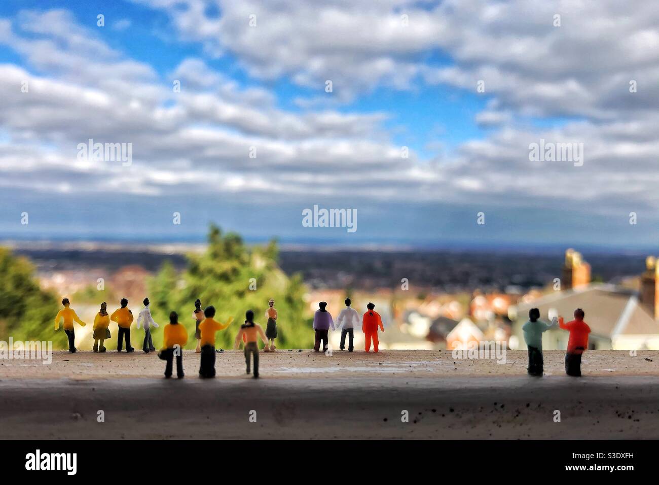 Guardare il mondo che passa da Foto Stock