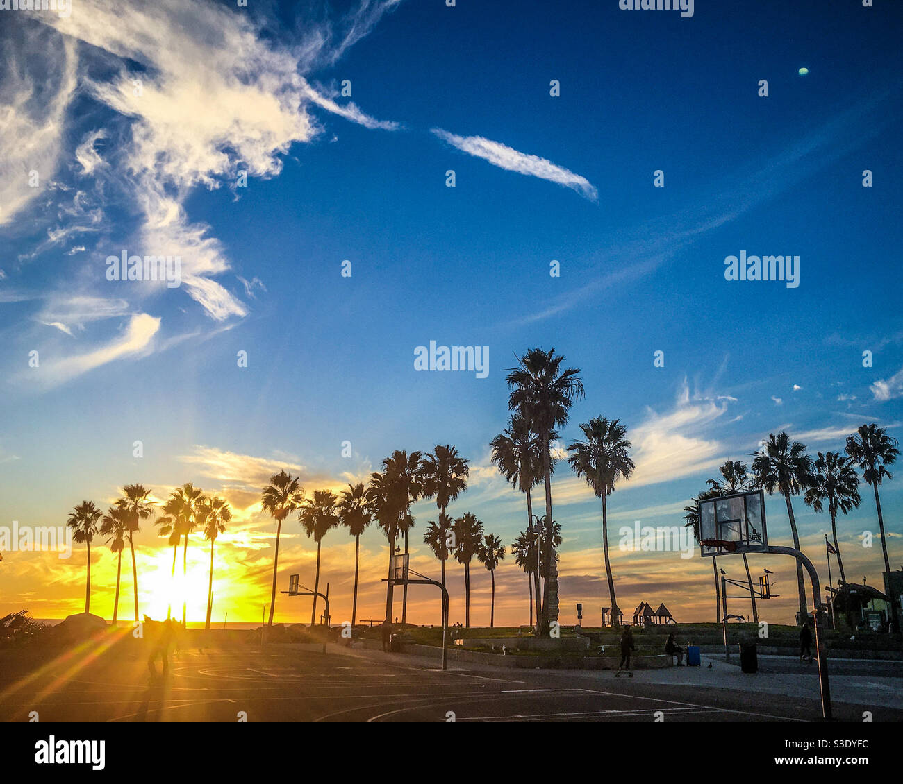 Tramonto nella California meridionale sul campo di pallacanestro di Venice Beach. Foto Stock