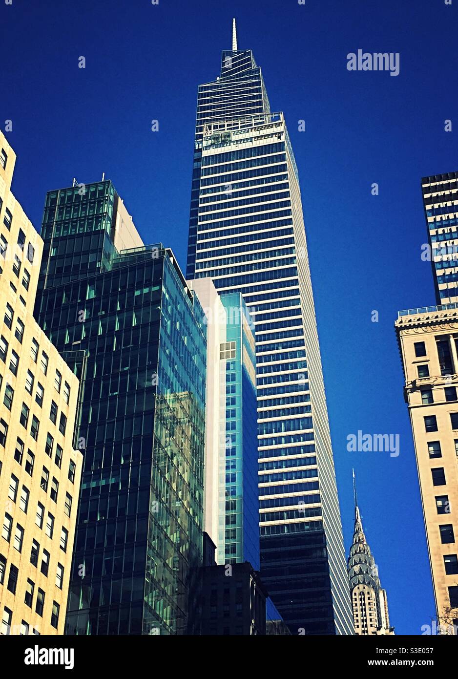 Il super alto Vanderbilt sorge sopra altri grattacieli una lunga 42nd St. Nel centro di Manhattan, New York, Stati Uniti Foto Stock