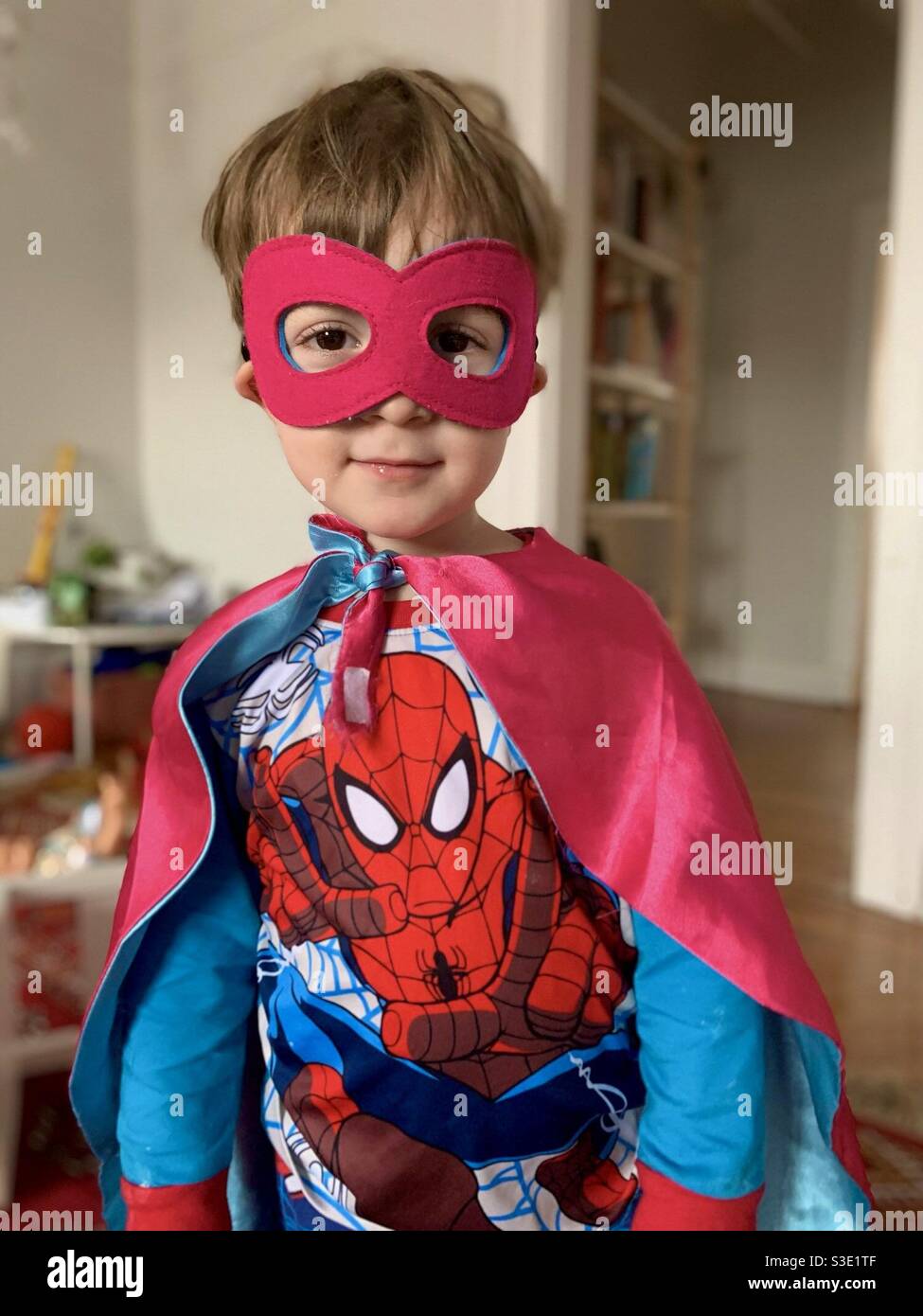 Ritratto di un ragazzo di tre anni che indossa un costume Spiderman. - Immagine stock catturata con smartphone