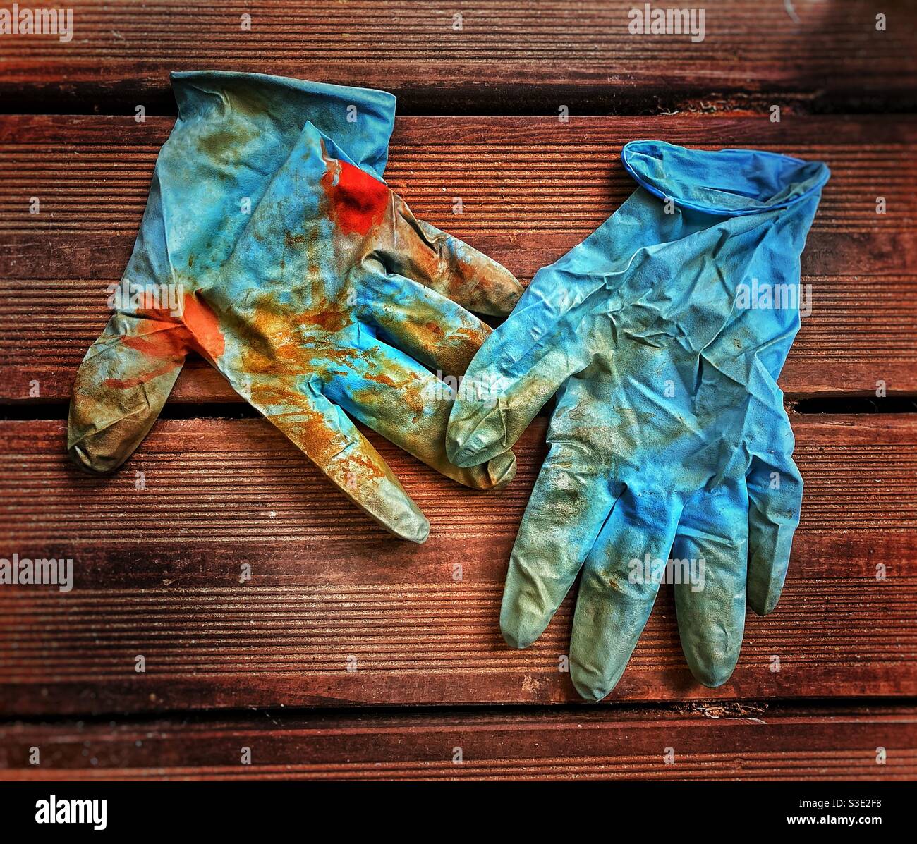 Guanti in gomma blu con vernice Foto Stock