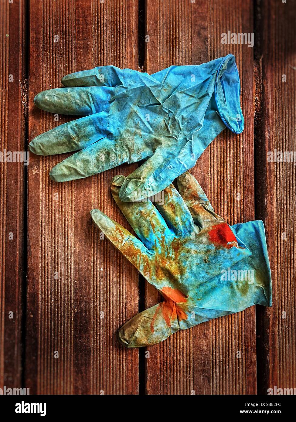 Guanti blu in gomma con vernice Foto Stock