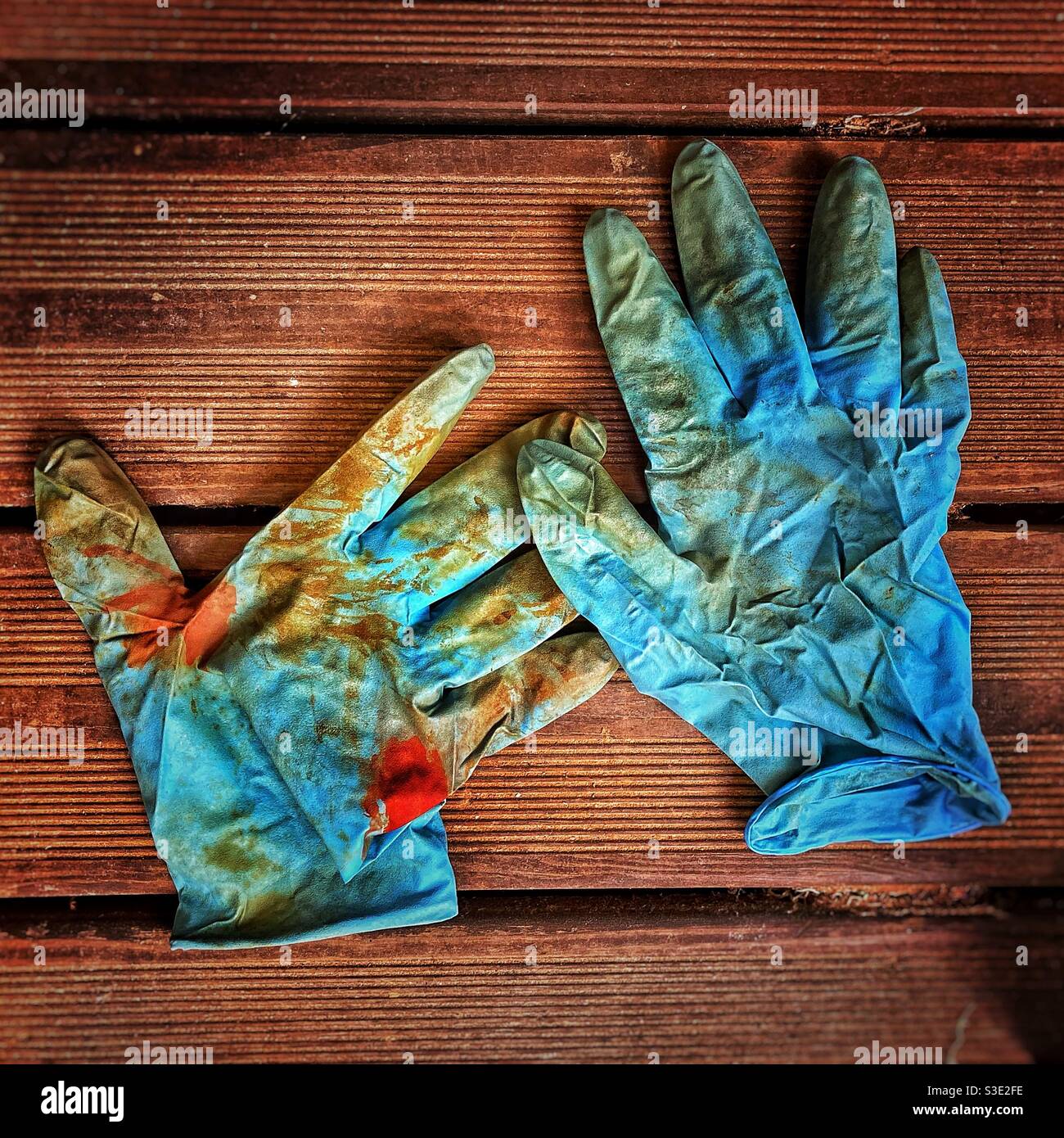 I guanti di gomma blu sporchi sono verniciati Foto Stock