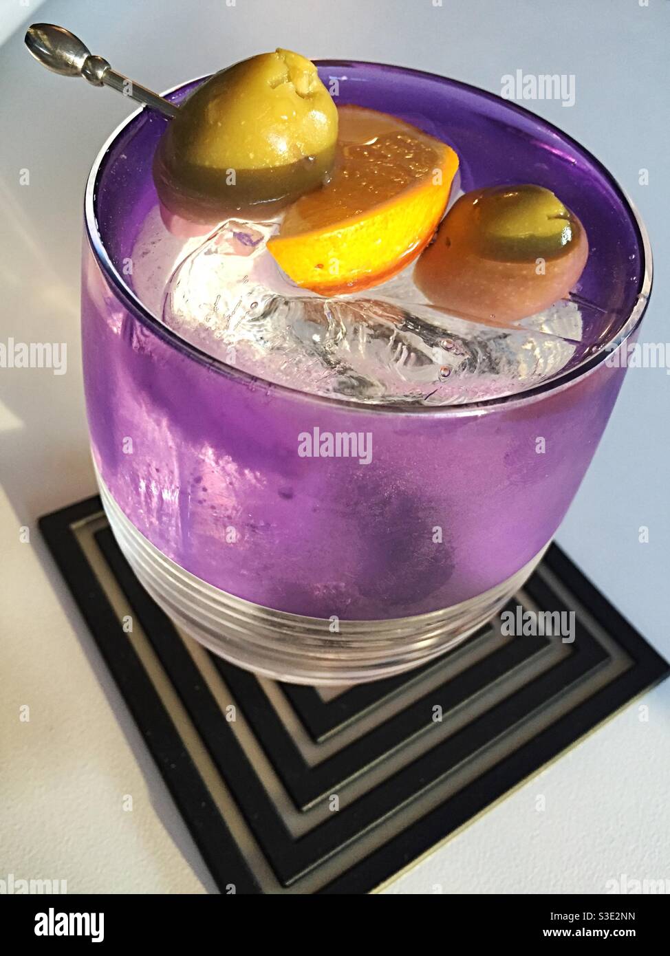 Primo piano di una vodka martini sulle rocce con olive e contorno di limone Foto Stock