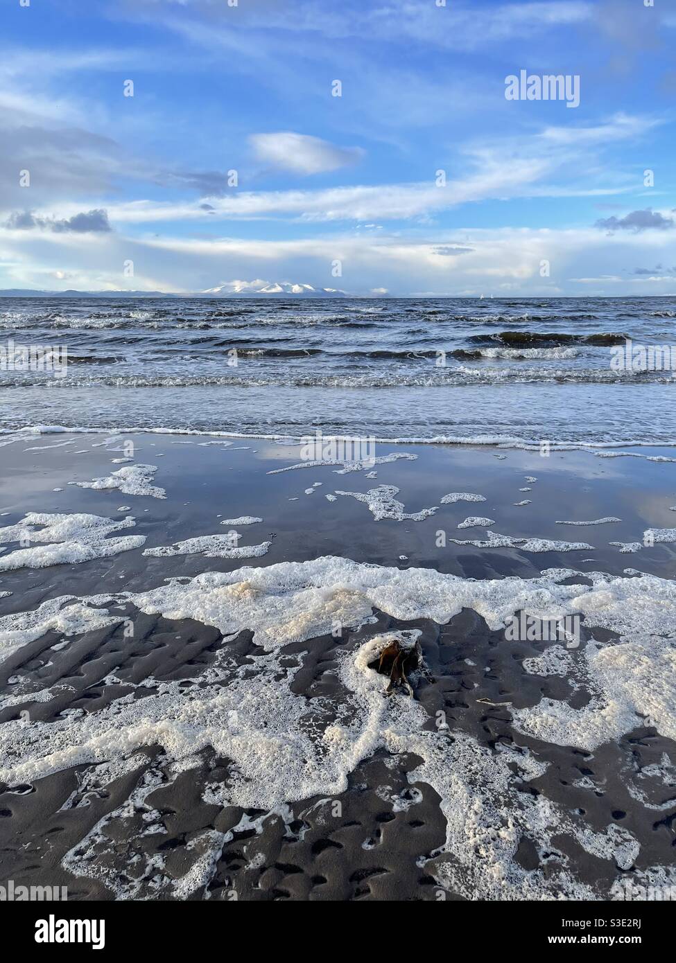 Splendida vista panoramica sul mare oceano dalla spiaggia di Prestwick, Ayrshire, Scozia, sulla Firth of Clyde, costa occidentale. Isola di Arran in lontananza. Spazio respiratorio e aria fresca per la salute mentale e il benessere. Foto Stock