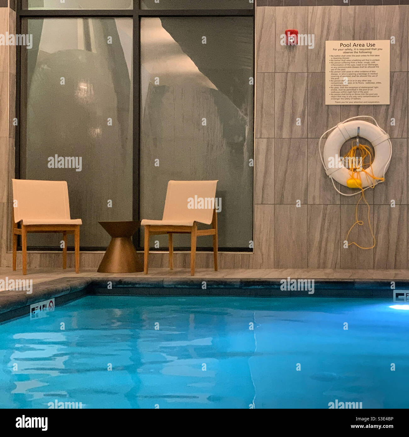 Una vista serale della piscina interna all'Hampton Inn Salem Boston, Salem, Massachusetts, Stati Uniti - Immagine stock catturata con smartphone