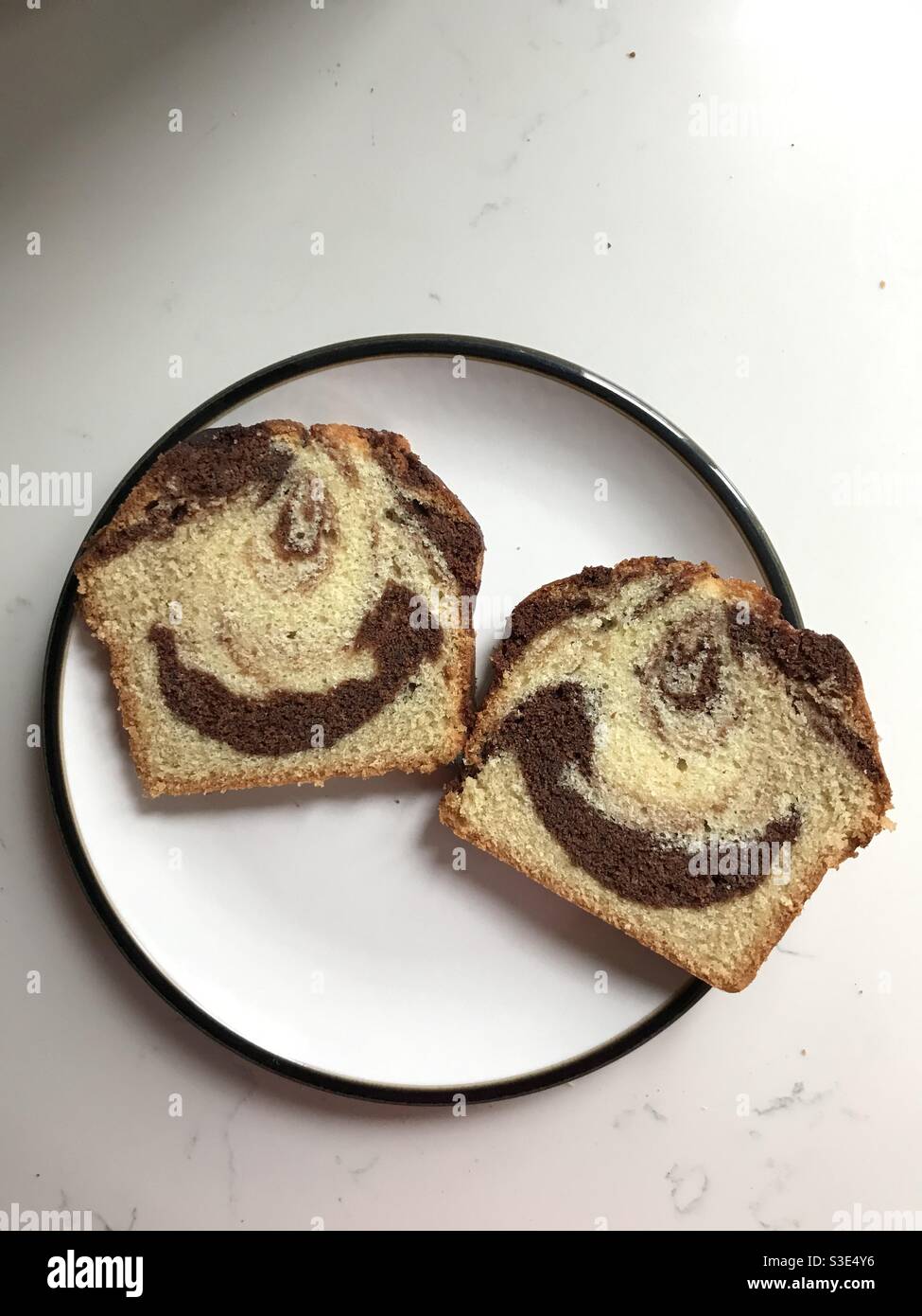 Happy fetta di torta di marmo su un piatto - Immagine stock catturata con smartphone
