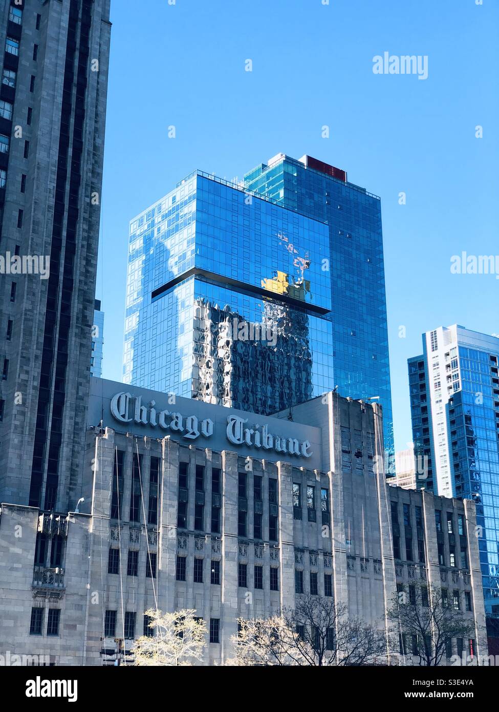 Riflessione su un edificio in vetro dietro lo storico edificio di Chicago Tribune - Immagine stock catturata con smartphone
