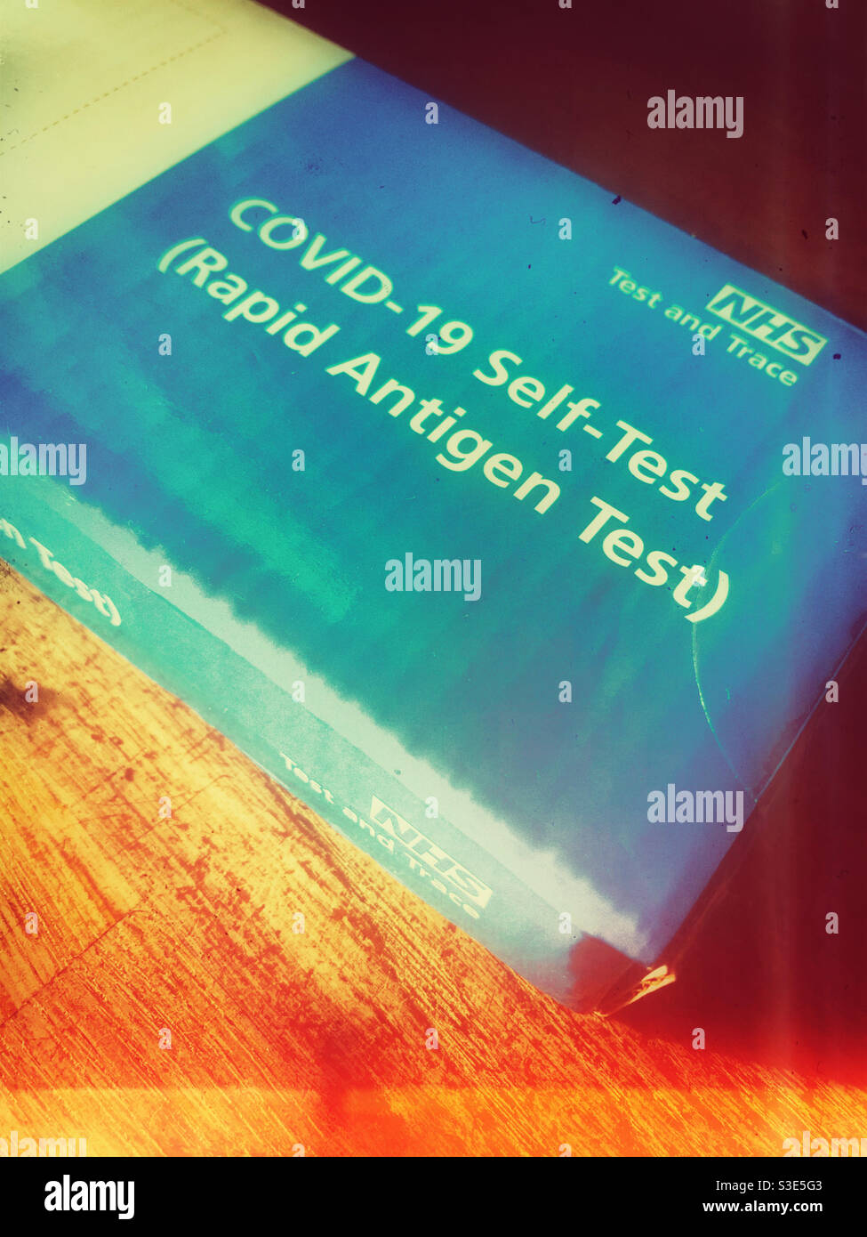 Test automatico COVID-19 (test antigene rapido) Come rilasciato dal NHS - Immagine stock catturata con smartphone