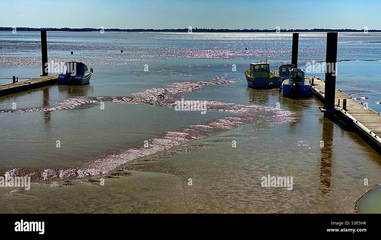 Bassa marea al porto di Fouras Charente-Maritime Francia - Immagine stock catturata con smartphone