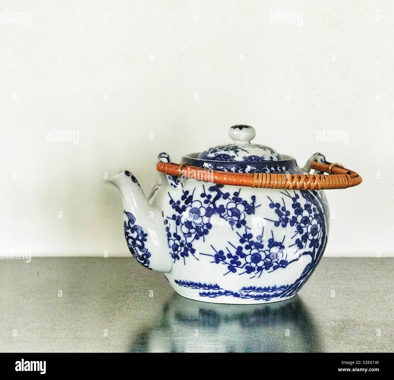 Teacup in porcellana su un tavolo Foto Stock