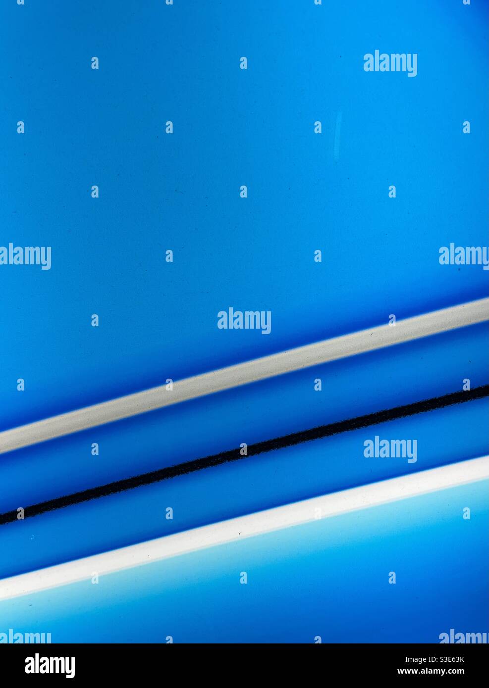 Sfondo illuminato blu al neon con design Foto Stock