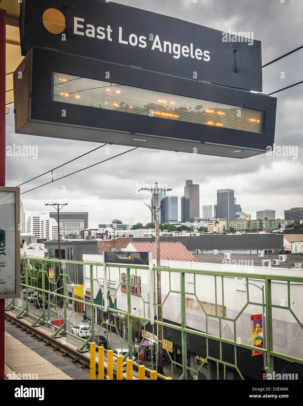 Piattaforma della stazione ferroviaria East Lost Angeles, California con vista dello skyline del centro. Foto Stock