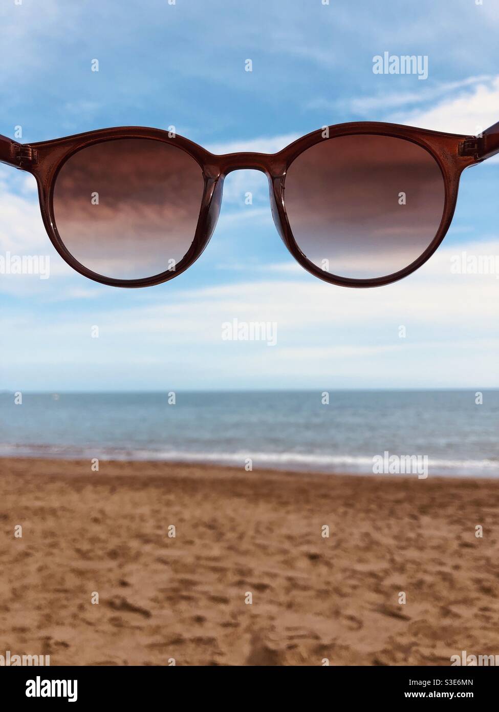 Occhiali da sole contro il mare - Immagine stock catturata con smartphone