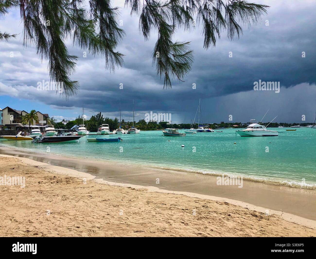 Barche a mare a Grand Baie, a nord dell'isola di Mauritius. Foto Stock