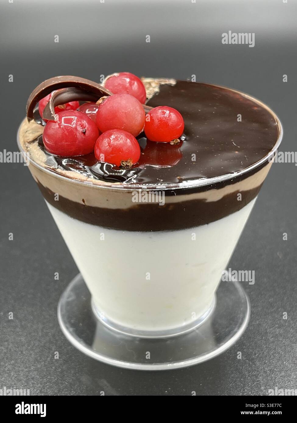 Vista su una deliziosa tazza di gelato con fresco bacche Foto Stock