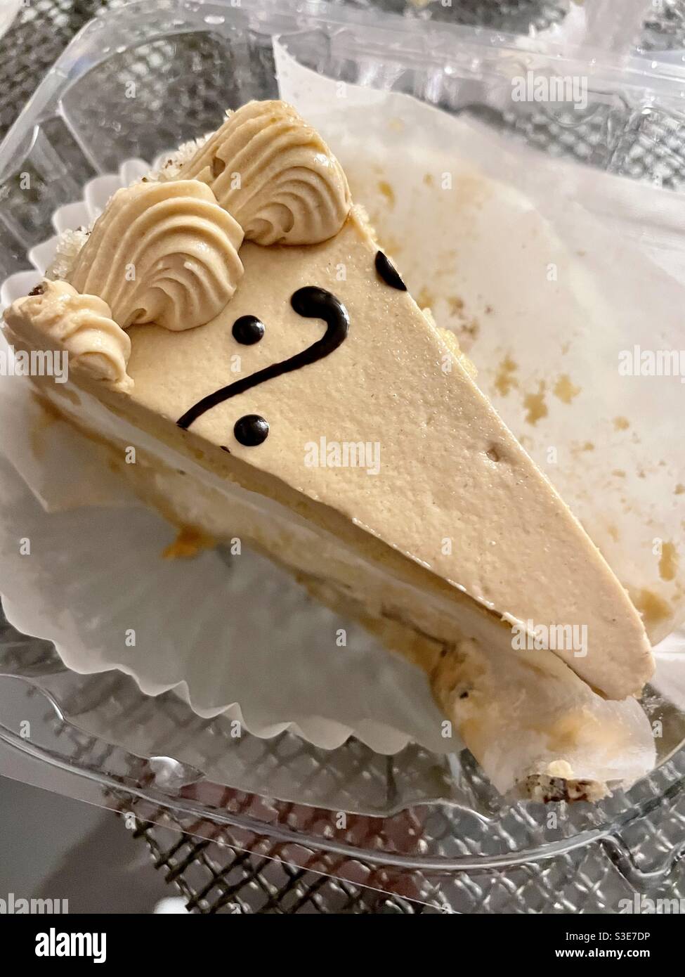 Primo piano di una fetta di torta da forno gourmet con cappuccino glassa Foto Stock