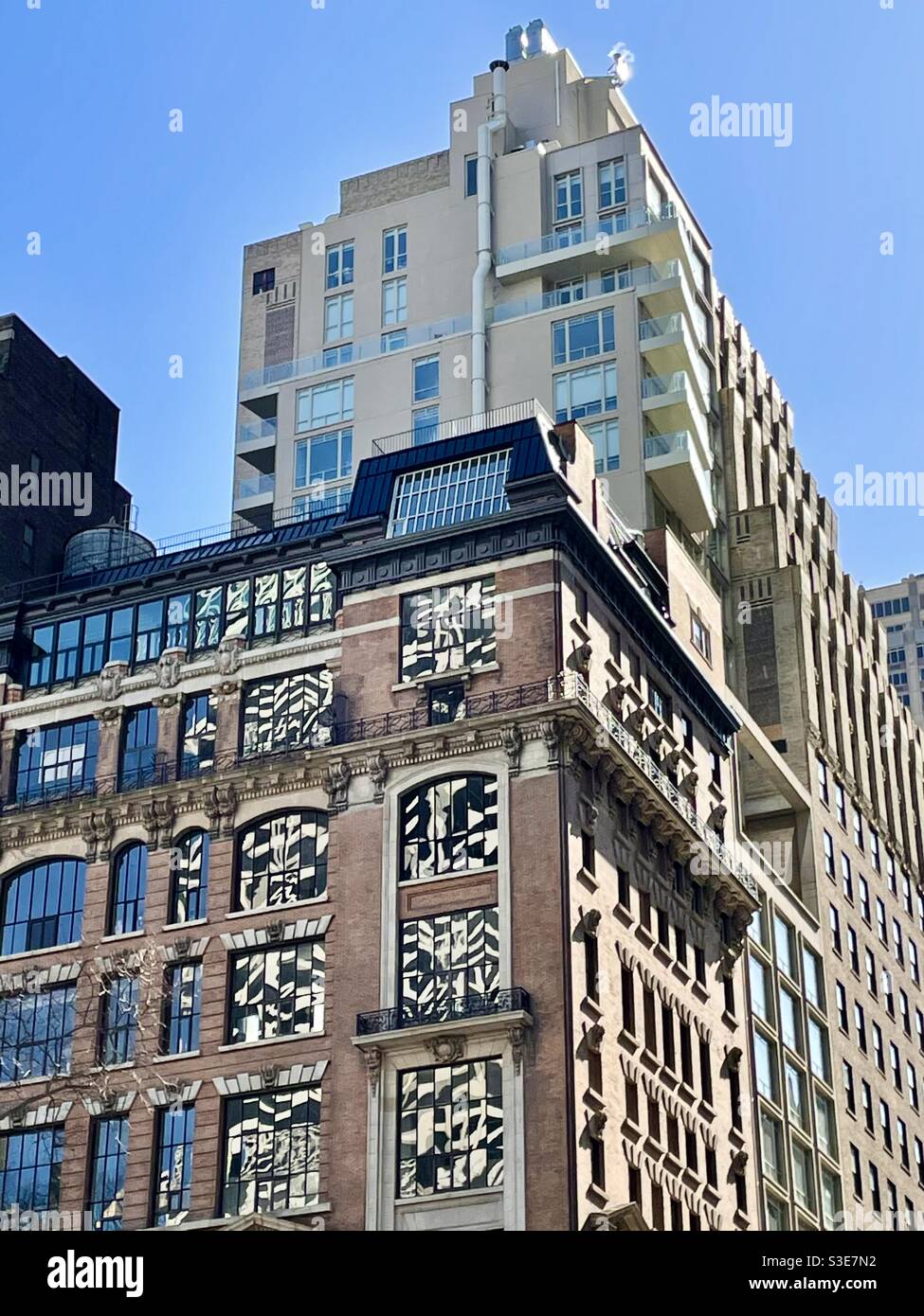 Architettura vecchia e nuova a New York Foto Stock