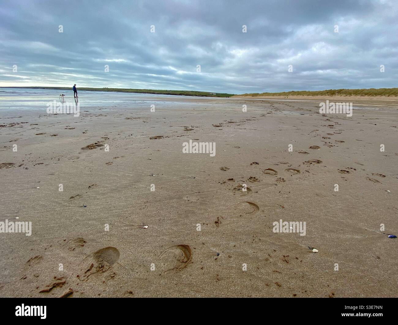 Vista grandangolare della spiaggia di Aberffraw, Anglesey, galles del nord, Regno Unito, pomeriggio di marzo - Immagine stock catturata con smartphone