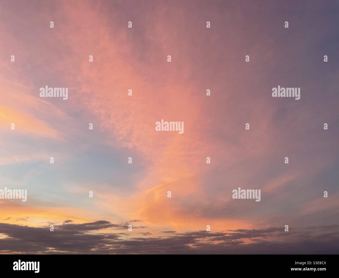 Paesaggio nuvoloso di colori colorati del tramonto Foto Stock