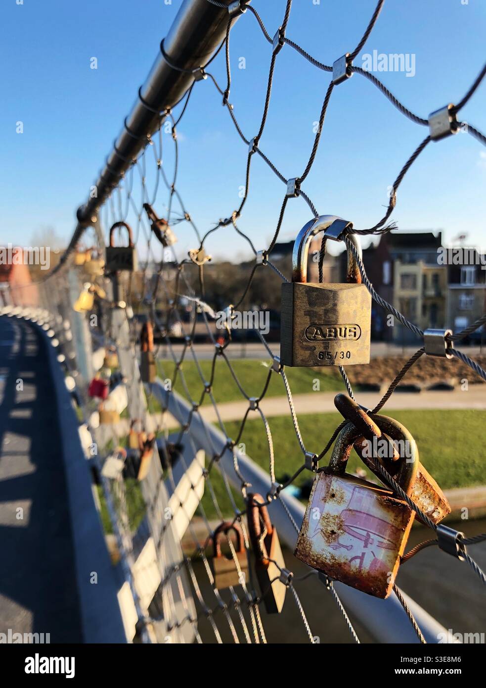Amore si blocca su un ponte - Immagine stock catturata con smartphone