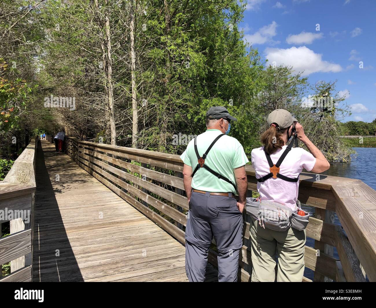 Due turisti che osservano gli uccelli al Green Cay Nature Center e alle Wetlands a Boynton Beach, Florida. Foto Stock