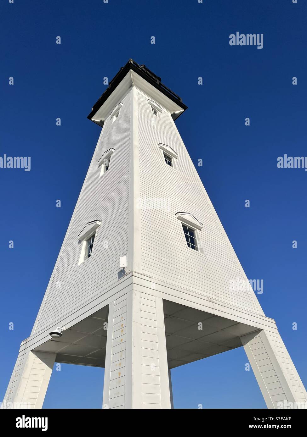 Guardando in su al faro replica di Ship Island a Gulfport Mississippi - Immagine stock catturata con smartphone
