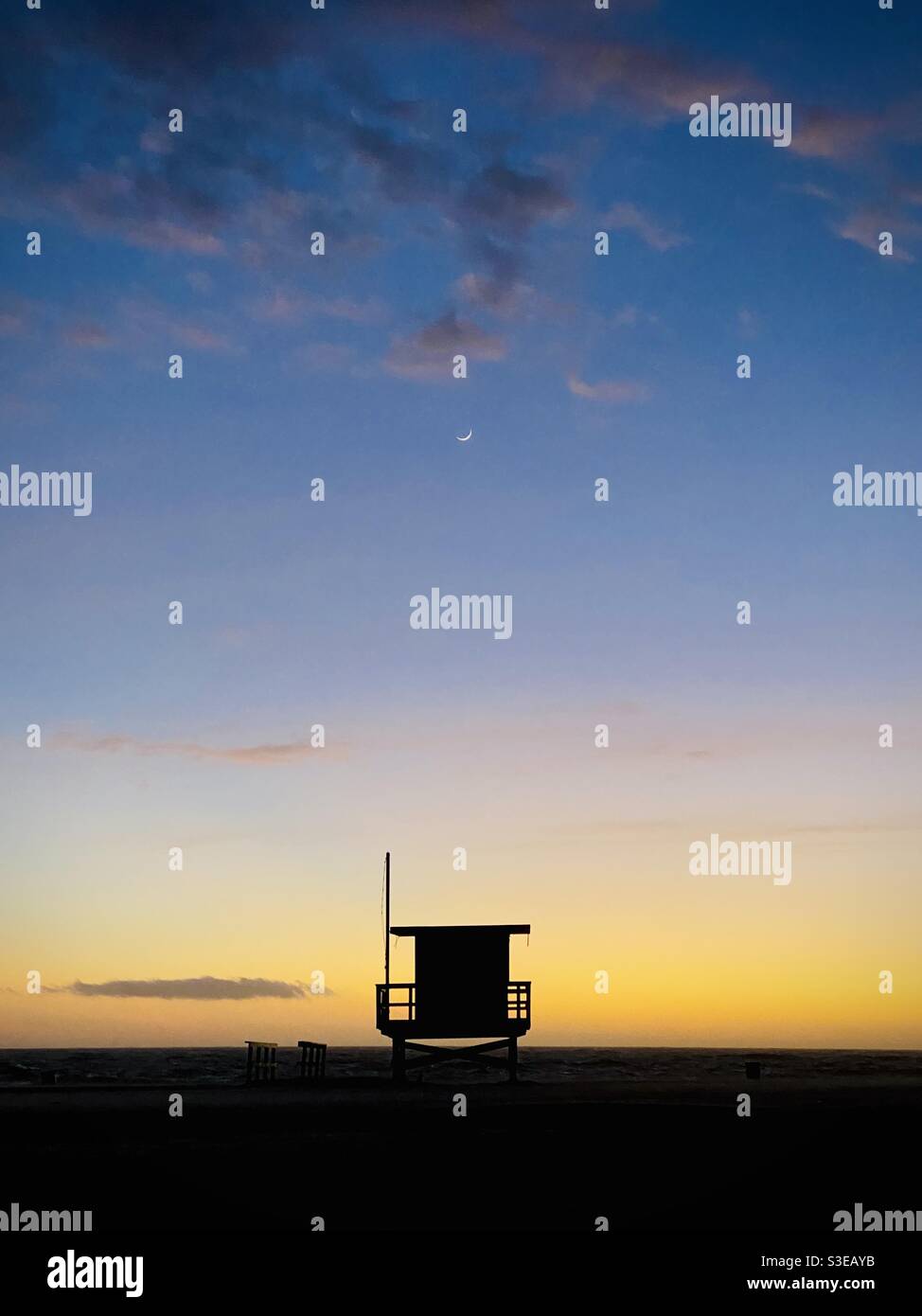 Un bagnino tower al tramonto. Manhattan Beach, California USA. - Immagine stock catturata con smartphone