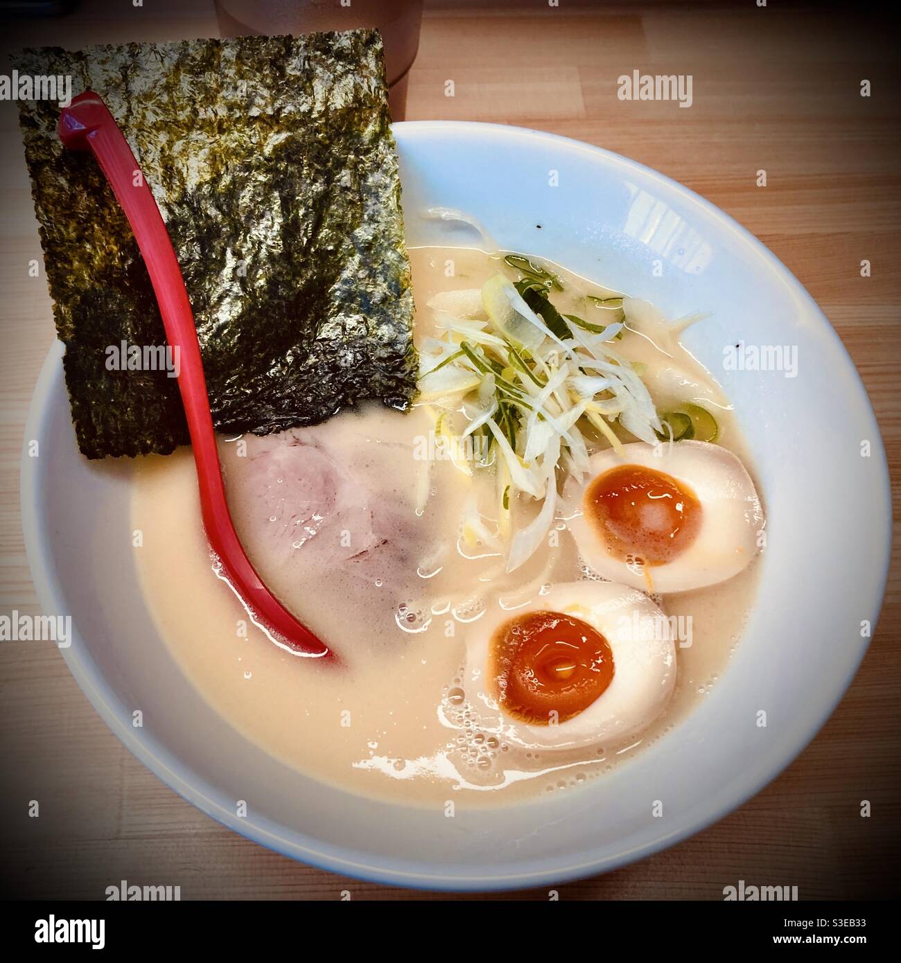 Autentica ciotola di ramen giapponese tonkotsu con tamago di hanjuku (uova sode), chasyu (pancia di maiale brasata) e nori (alghe secche) Foto Stock