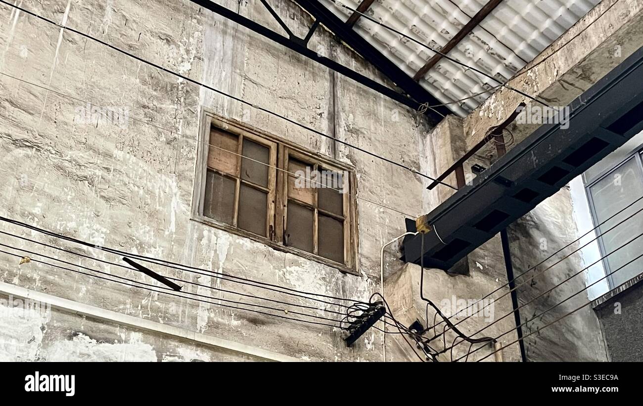 Vecchio edificio con una strana struttura a tetto. Foto Stock